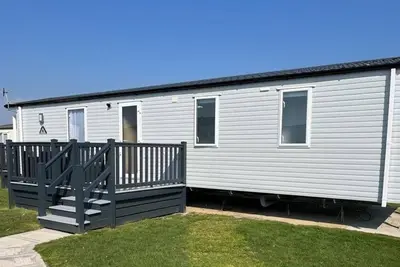 Image de Spacious 3 bedroom caravan close to embassy (entertainment hub), beach and play areas.