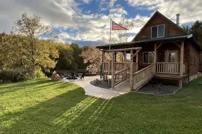 Image de Relax at The Lincoln Log Cabin perched along the Jump River.