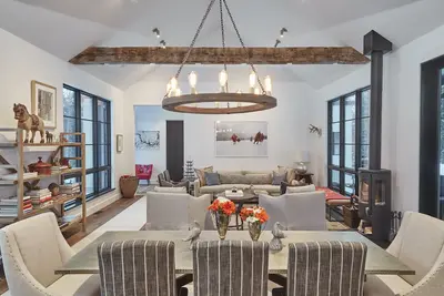 Contemporary Farm House. 2 miles from downtown Wilson