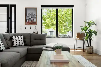 Image de Modern, Bright Spacious Home ~