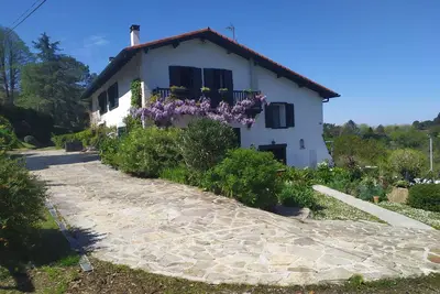 Image de F3 avec terrasse/jardin 4km plages entre St jean de luz/Hendaye