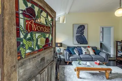 Image de Pet friendly Near 3 sisters, walking trails and with a fireplace