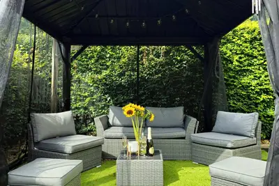 Image de •Hot tub •Karaoke •Fruit machine •Bar •Cinema •South facing garden •Sleeps 8.