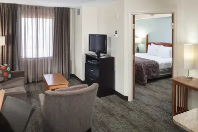 Image de 1 Bedroom | Outdoor Pool. Near Northpark Mall