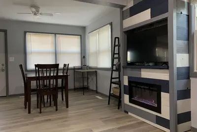 Image de Cheerful newly remodeled 1-bedroom with fireplace
