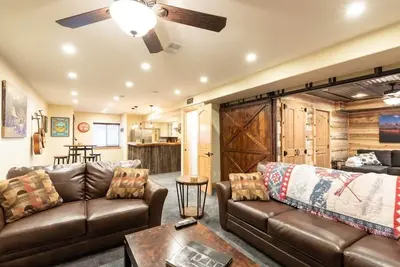 Image de Large House, New Basement, Minutes from Downtown!