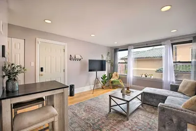 Image de Urban Chicago Escape ~ 1 Mi to Local Beaches!