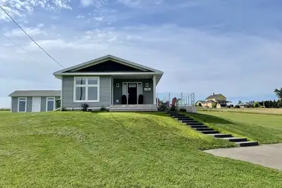 Image de Modern Water-View Cottage with A/C