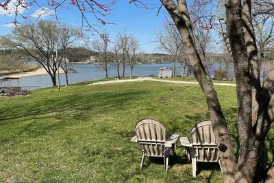 Image de Lake house with private dock near HaHa Tonka, Ballparks National Park, kayaks