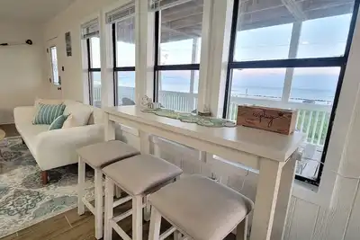 Image de Stunning Oceanfront Beach House near Holly Beach w/balcony & awesome beach decor