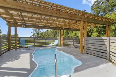 Image de Stunning Custom Home. Walk to the Beach. Heated Pool! Elevator!