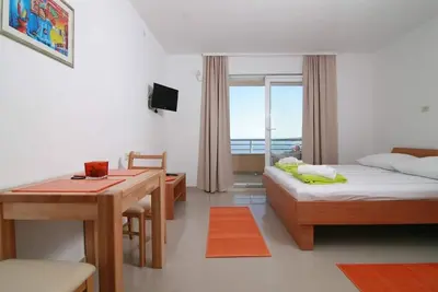 Image de Garçonnière avec la terrasse et la vue sur le mer Brela, Makarska (As-19998-a)