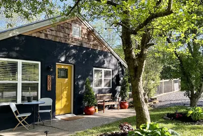 Image de Creekside Cottage w/ Hot Tub near Asheville, Pet-Friendly