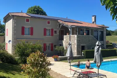 Image de Les grandes charmilles: belle maison de style quercynois. Cadre verdoyant.