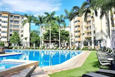 Image de Family getaway, pool, beach and surf