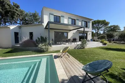 Image de Mas Provencal moderne, climatisation par le sol ttes pièces. piscine au sel.