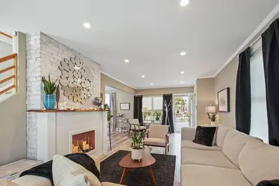 Image de Modern Scandinavian 2br w/ Office, Fenced Yard, Deck & Pet-Friendly