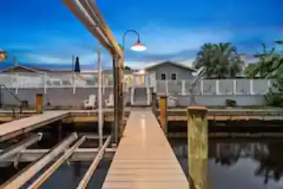 Image de Modern Water Front 5 bed 3 bath w Pool & Mini Golf