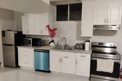 Image de Bright 2-bedroom basement apartment with free parking on premise