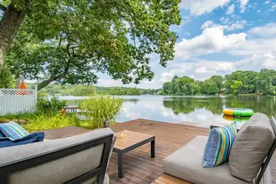 Image de Beautiful lake front home. Amazing view!