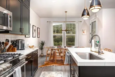 Image de Mountain-Chic 4br Townhome w/ Hot Tub and Games