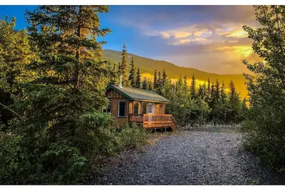Image de Relax with amazing 360° mountain views in this cozy Alaskan tiny cabin!