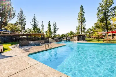 Image de Stylish condo with playground & patio - near shopping, golf & Cubs stadium