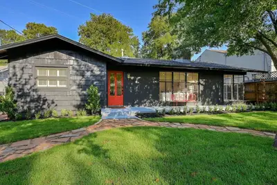 Image de Central Austin home located minutes to Ut & downtown