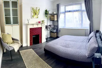 Image de Modern, four bedroom semi detached house with off street parking