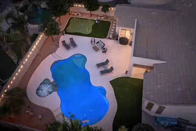 Image de Resort Stlye Home with Heated Pool, Spa, and Putting Green