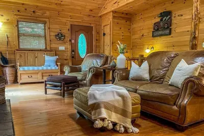 Image de Cabin~Fire pit~ King Bed~ 1 mile to Dt Helen Mult. Decks Bunk Room