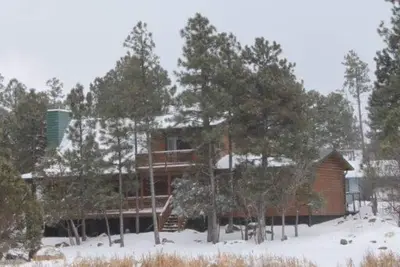 Image de Pond side cabin nestled in the woods