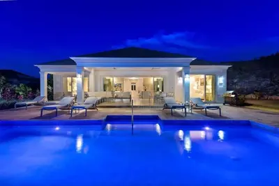 Modern 4-bedroom Villa on Golf Course
