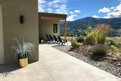 Image de Okanagan getaway in the middle of a vineyard and an Estate Winery