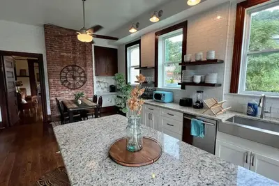 Image de Vulcan's Knee: 6bdrm Mansion ~ Speakeasy ~ Library