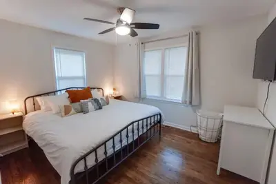 Image de Charming, updated 3 bed, 2 bath, huge yard/patio