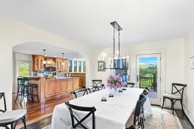 Image de Private Tudor style 5 bedroom home in country setting.