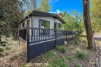 Image de Beautiful lodge with decking at Azure Seas in Suffolk, sleeps 6 ref 32217og