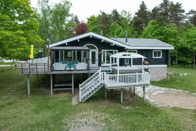 Image de 4 Season Log Chalet Home with Hot Tub