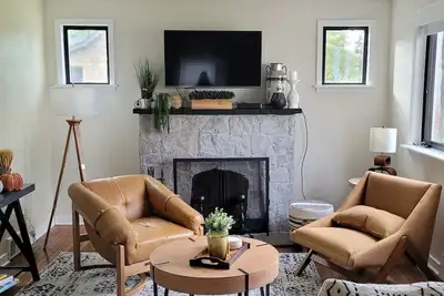 Image de Newly updated cozy home, 3 blocks from town center