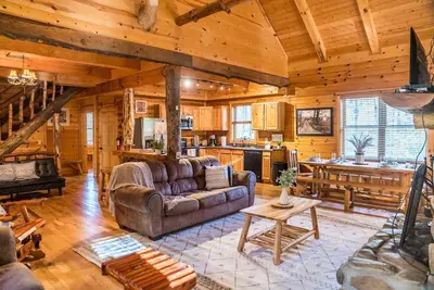 7br/3ba Cabin, Hot Tub, game room