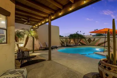 Image de Style meets comfort in this ultimate, centrally located Mesa getaway.