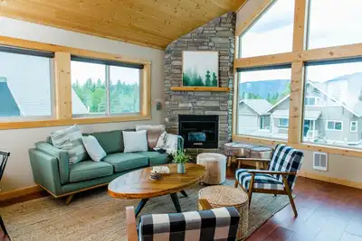 Image de Treeline at Roslyn Ridge is the coziest spot where guests can relax, enjoy community amenities and bask in their home away from home! Guests are welcomed with a gift basket with a bottle of wine and goodies, a private hot tub, fire pit & more