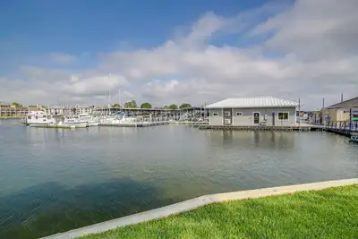 Image de Chic Montgomery Condo w/ Balcony + Pool Access!
