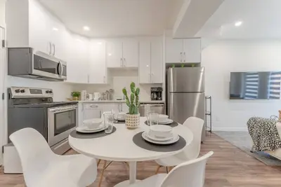 Image de Enjoy this Brand New Cozy 2br Guest Suite in Yyc!