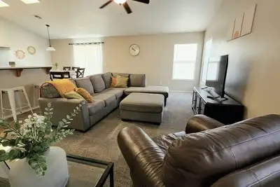 Image de Quiet neighborhood, spacious home, near many activities.