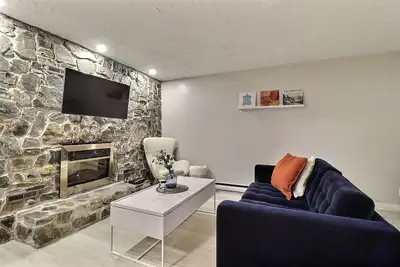 Image de Cozy 3 Bed Apt - 2 min from Moncton Hospital - Pet-Friendly!