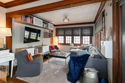 Image de Cheerful 3 Bedroom / 2 Bathroom Bungalow w/ private Hot Tub + Private Deck/Patio