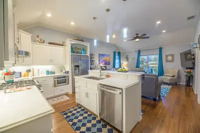 Image de Perfect fisherman’s getaway. Picturesque cottage on deep water cove.