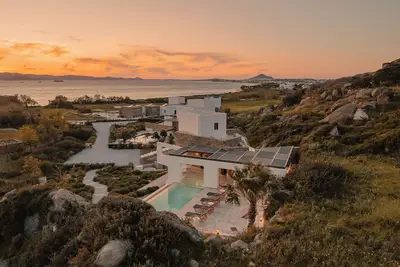Image de 2 minutes walk from the Beach, jacuzzi and infinity pool